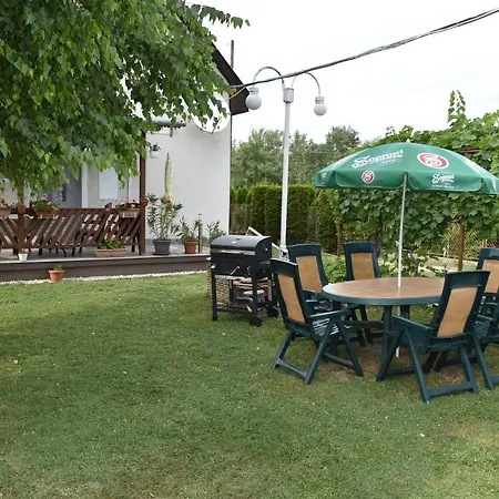 Villa-tabori * Balatonmariafurdo