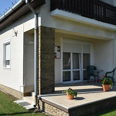 Villa-tabori * Balatonmariafurdo